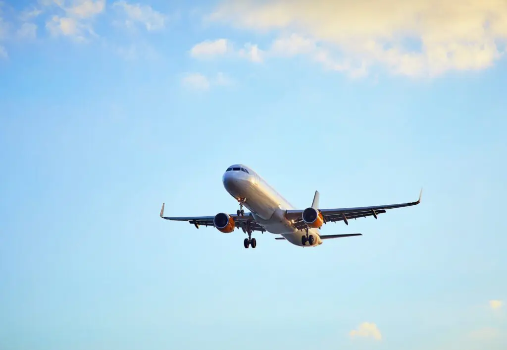avion volant dans un ciel bleu parsemé de nuages